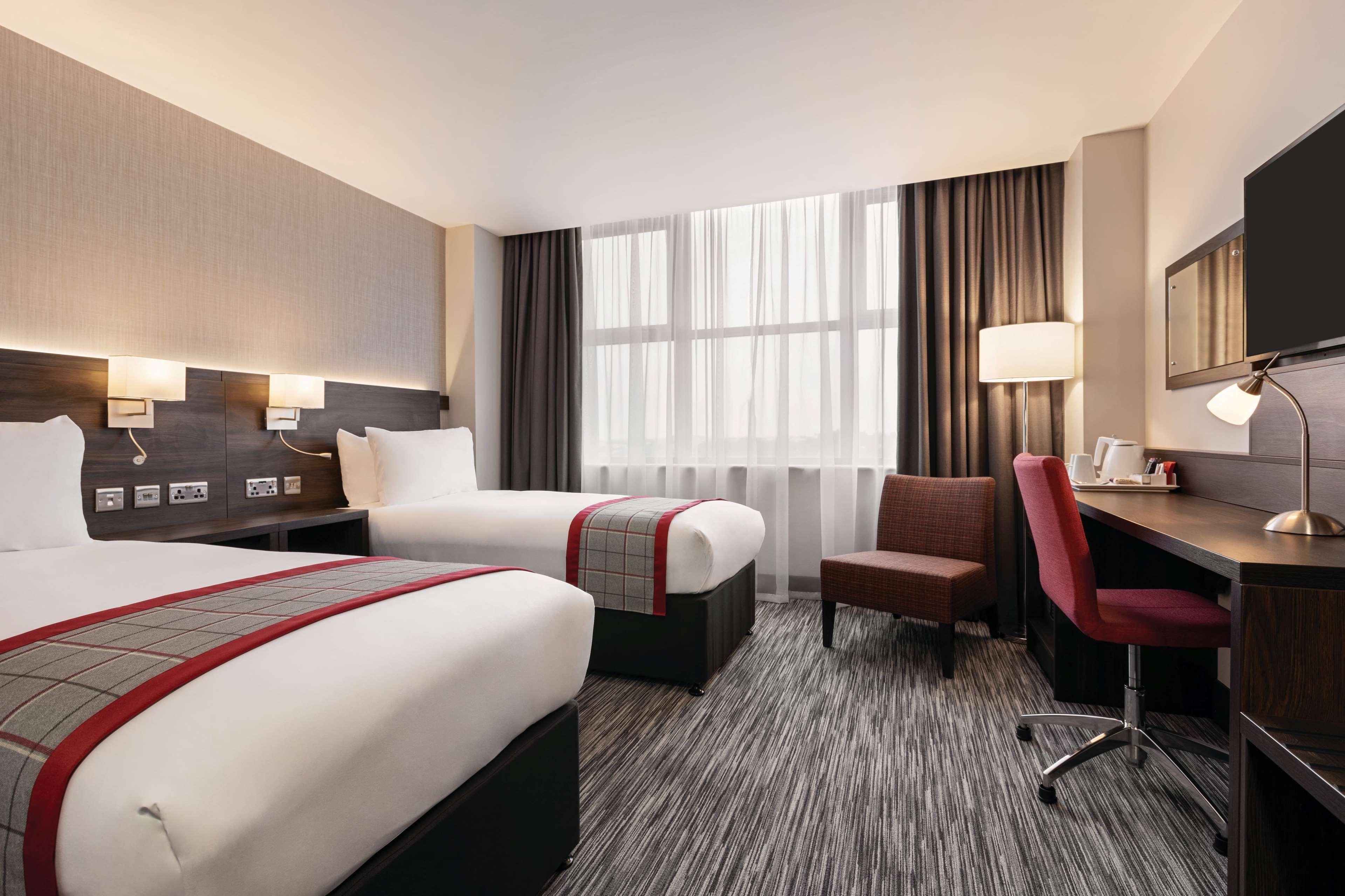 Hotel Ramada By Wyndham Leeds East Exterior foto