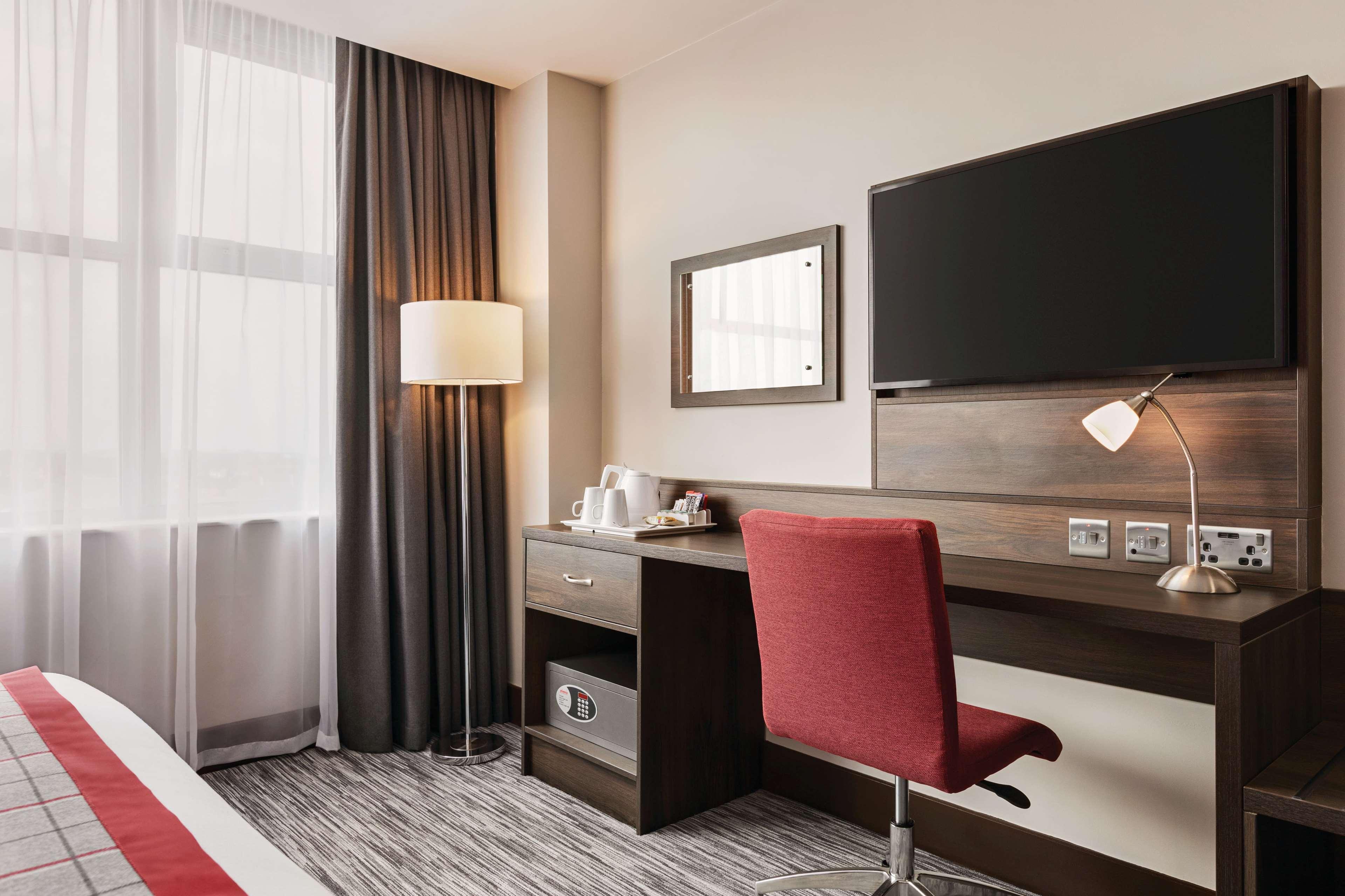 Hotel Ramada By Wyndham Leeds East Exterior foto